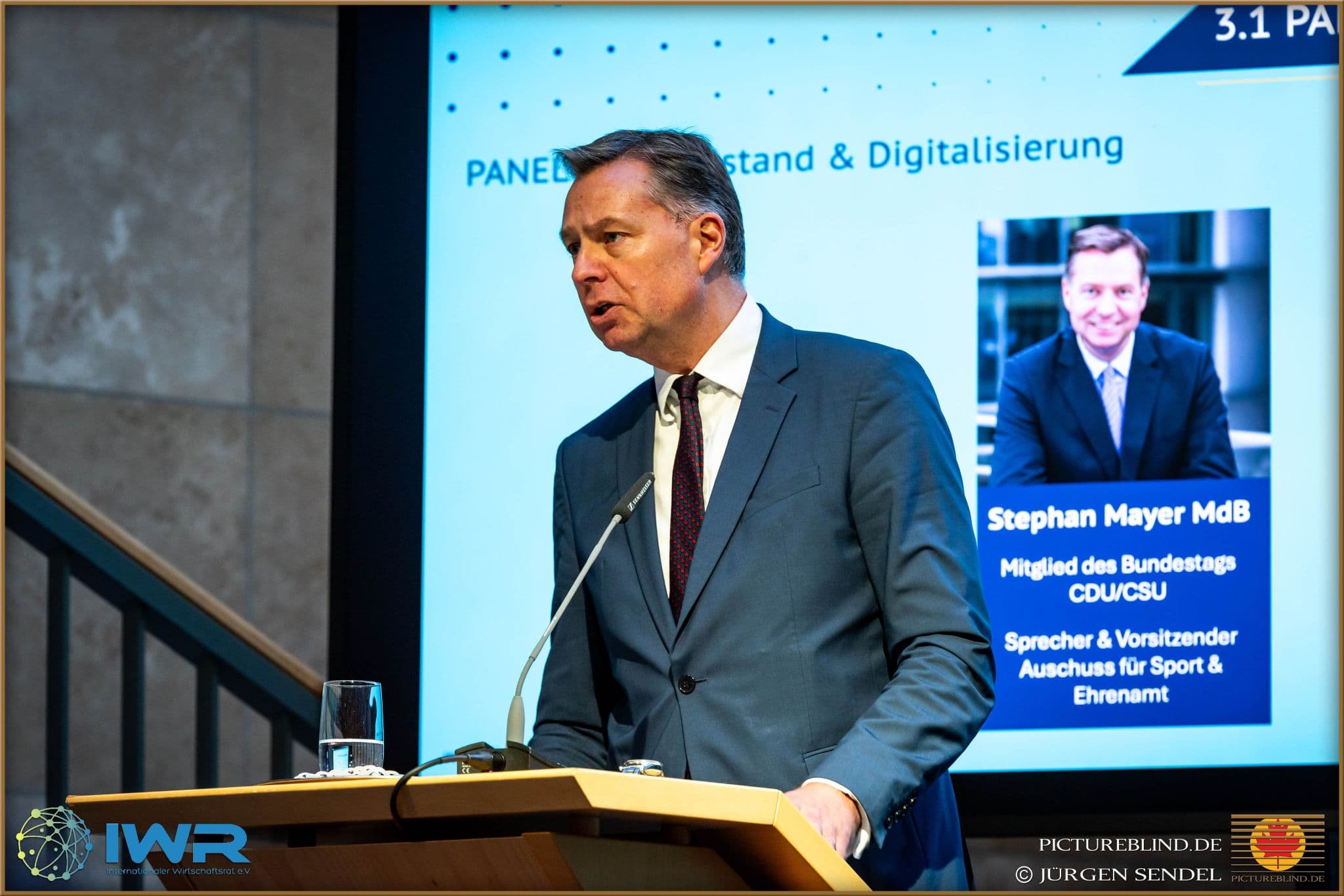 Redner am Pult zum Panel „Mittelstand & Digitalisierung“.